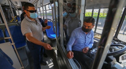 Люди в масках в общественном транспорте. Баку, 19 мая 2020 года. Фото Азиза Каримова для "Кавказского узла"