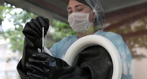 Медицинский работник проводит тесты. Фото: REUTERS/Evgenia Novozhenina