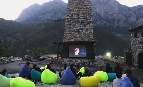 Кинотеатр под открытым небом в горах Северной Осетии. Фото Заура Цаллагова