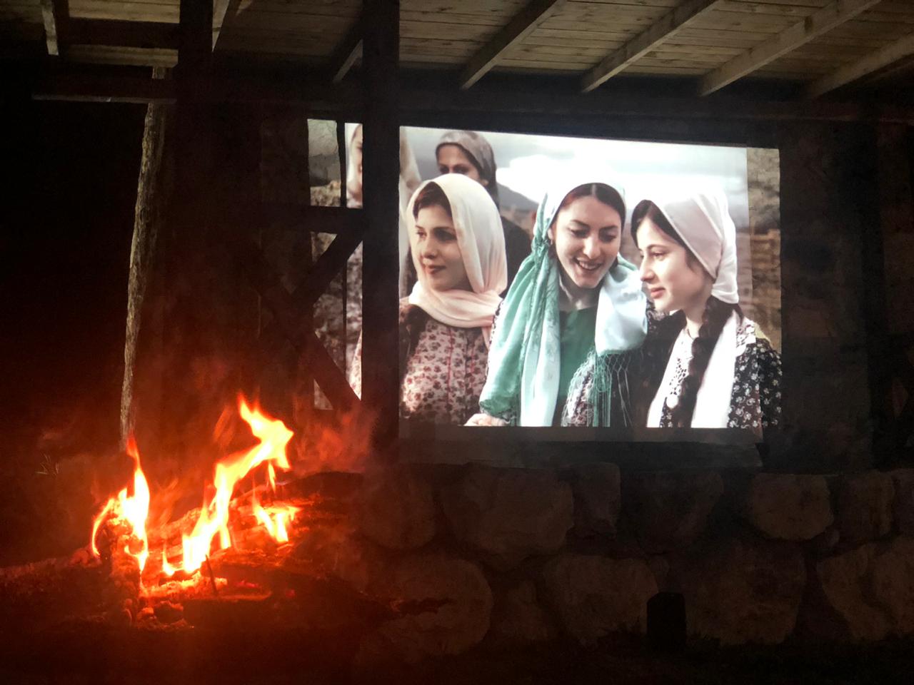 Кадр из фильма на экране кинотеатра под открытым небом в горах Северной Осетии. Фото Заура Цаллагова