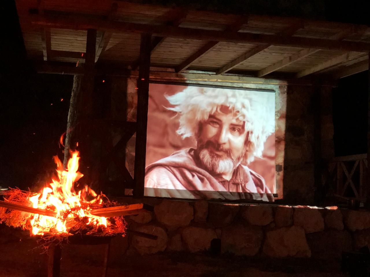 Трансляция фильма в кинотеатре под открытым небом в горах Северной Осетии. Фото Заура Цаллагова