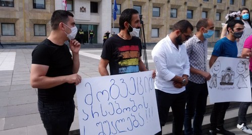 Плакат "Дайте возможность существовать!"на акцию протеста в Тбилиси. Фото Беслана Кмузова для Кавказского узла"