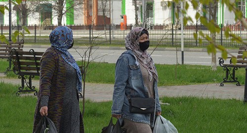 Женщины в масках в Грозном. Фото: REUTERS/Ramzan Musaev