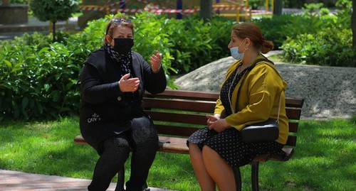 Женщины в масках. Фото Азиза Каримова для "Кавказского узла"