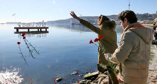 Жители Баку бросают цветы в море в память по погибшим на нефтяной платформе. Баку, 6 декабря 2015 г. Фото Азиза Каримова для "Кавказского узла"