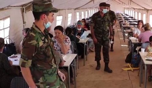 Палаточная столовая в приграничном лагере для азербайджанцев, ожидающих в Дагестане отправки на родину. Стопк-кадр видео https://www.instagram.com/p/CBz9lQvlxW7/