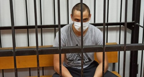 Обвиняемый в убийстве первокурсника медуниверситета
в зале суда. Фото: объединенная пресс-служба судов Волгоградской области