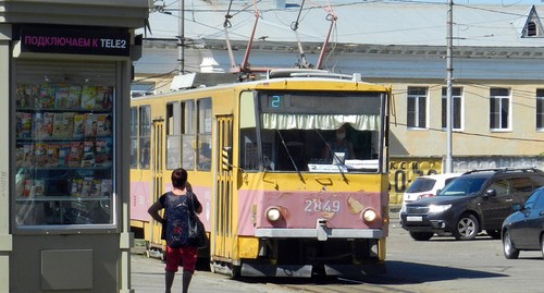 Трамвай на остановке "Детский центр" в Волгограде. Фото Татьяны Филимоновой для "Кавказского узла"