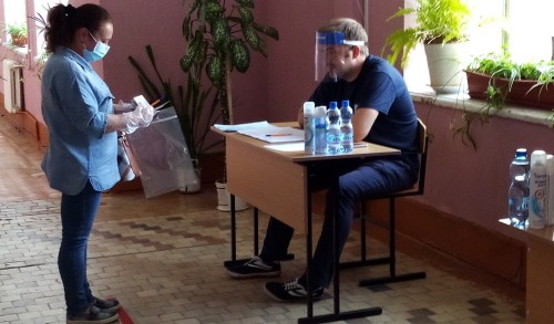 Жительница Нальчика и член УИК на избирательном участке. Фото Луизы Оразаевой для "Кавказского узла".