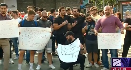 Участники шествия в Тбилиси потребовали открыть спортзалы. Стоп-кадр видео http://rustavi2.ge/ka/news/168783