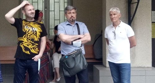 Роман Илюгин (в центре) перед вынесением приговора. Фото Валерий Люгаев для "Кавказского узла".
