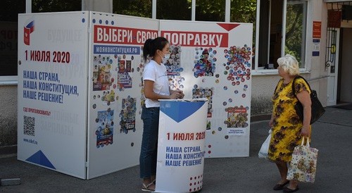 Волонтер раздает наклейки у избирательного участка в Аксае. Фото Константина Волгина для "Кавказского узла"