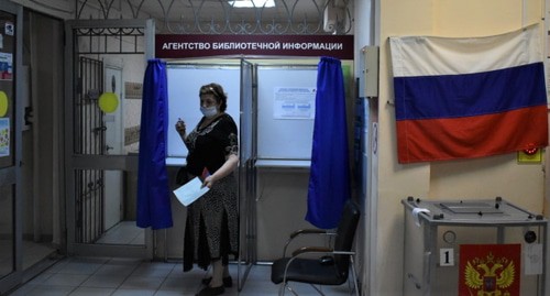 Избирательница на участке в Аксае. Фото Константина Волгина для "Кавказского узла"
