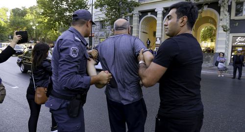 Задержание активиста в Баку. Фото Азиза Каримова для "Кавказского узла"