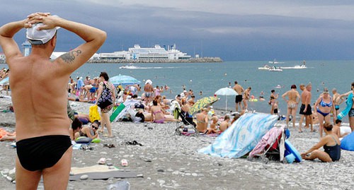 Отдыхающие на сочинском пляже. 7 июля 2020 года. Фото Светланы Кравченко для "Кавказского узла".