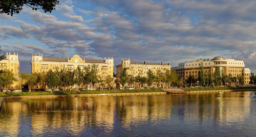 Астрахань. Пруд "Лебединое озеро"/ Фото Alexxx1979- https://commons.wikimedia.org/wiki/Category:Astrakhan#/media/File:Astrakhan_P5091018_2200.jpg