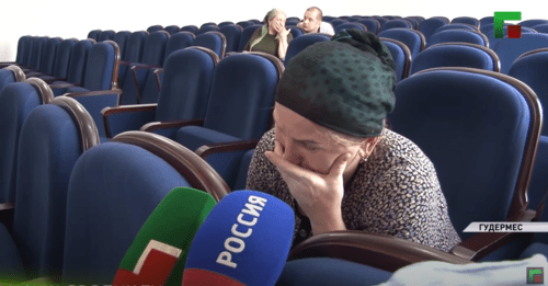 Скриншот видео "Малкан Мадаева из Гудермеса чуть не погубила свою единственную дочь", https://youtu.be/kt_iOuWDWJc
