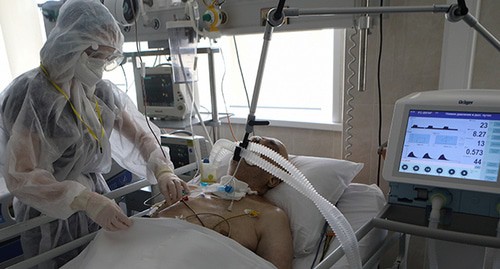 Медицинский работник рядом с пациентом. Фото: Andrei Nikerichev/Moscow News Agency/Handout via REUTERS