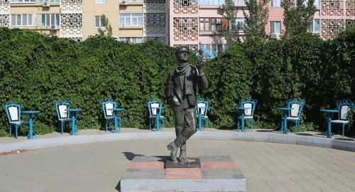 Памятник Остапу Бендеру на проспекте его имени в Элисте. Фото: пользователь zolder , https://www.drive2.ru/l/6991329/