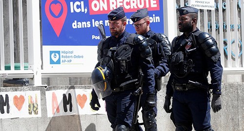 Сотрудники полиции. Франция. Фото: REUTERS/Charles Platiau