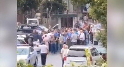 Сход родственников заключенных у здания МВД Абхазии. Кадр видео, опубликованного в Telegram-канале D News Abkhazia