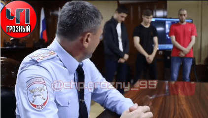 Сотрудник МВД Чечни отчитывает трех молодых людей за нарушение правил дорожного движения. Стоп-кадр видео https://www.instagram.com/p/CCfhrStFt-X/.