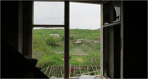 Разбитые окна дома в селе в прифронтовой зоне. Фото Алвард Григорян для "Кавказского узла"