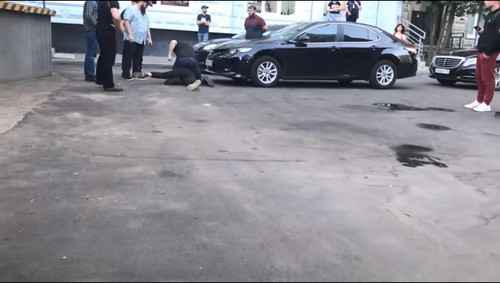 Стопкадр с видео избиения Коваленко на его YouTube-канале. https://www.youtube.com/watch?v=wpTxO_39ktU