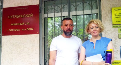 Анастасия Шевченко с адвокатом у здания суда. Фото Константина Волгина для "Кавказского узла"