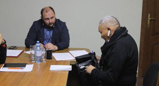 Горожанин на приеме у и.о. мэра Элисты Дмитрия Трапезникова (слева). Фото пресс-службы администрации Элисты, https://www.gorod-elista.ru