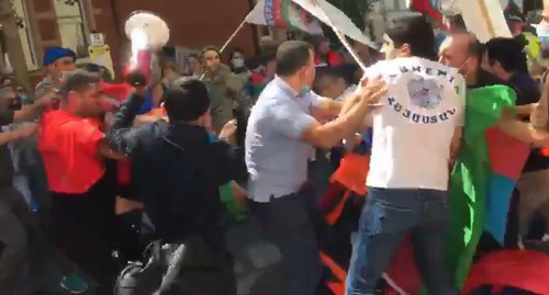 Потасовка между армянами и азербайджанцами в Лондоне 17 июля 2020 года. Стоп-кадр видео на странице в соцсети.  https://twitter.com/AlexKokcharov/status/1284132590971224072