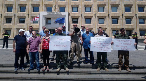 Участники акции протеста перед зданием Госканцелярии. Тбилиси, 19 июля 2020 года. ФОто Беслана Кмухова для "Кавказского узла"