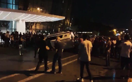 Беспорядки в центре Баку в ночь на 15 июля. Фото: скриншот со страницы МВД Азербайджана в Facebook https://www.facebook.com/polisazerbaycan/videos/332426507765677/?v=332426507765677