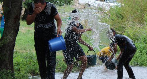 Жители Нагорного Карабаха отмечают Вардавар традиционным обливанием водой. Тигранакерт. 28 июля 2019 г. Фото Алвард Григорян для "Кавказского узла"