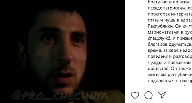 Молодой человек, представившийся братом живущего в Европе критика властей Чечни Минкаила Мализаева. Кадр видео https://www.instagram.com/p/CC6G_ygh_2V/