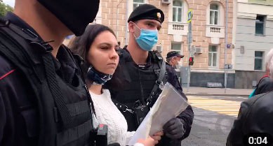 Задержание активистки в Москве на акции в поддержку Мордасова и Сидорова. Кадр видео  https://www.svoboda.org/a/30742886.html)