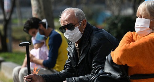 Люди в медицинских масках. Фото: REUTERS/Alexandros Avramidis