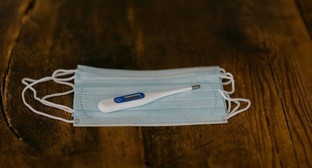 Маска и градусник. Фото: Annie Spratt, unsplash.com Маска и градусник. Фото: Annie Spratt, unsplash.com
