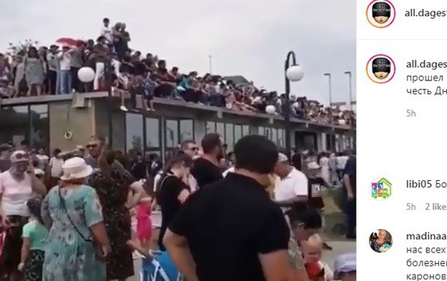 Зрители военно-морского парада в Каспийске. Фото: скриншот со страницы all.dagestan в Instagram https://www.instagram.com/p/CDGr7cwAhca/