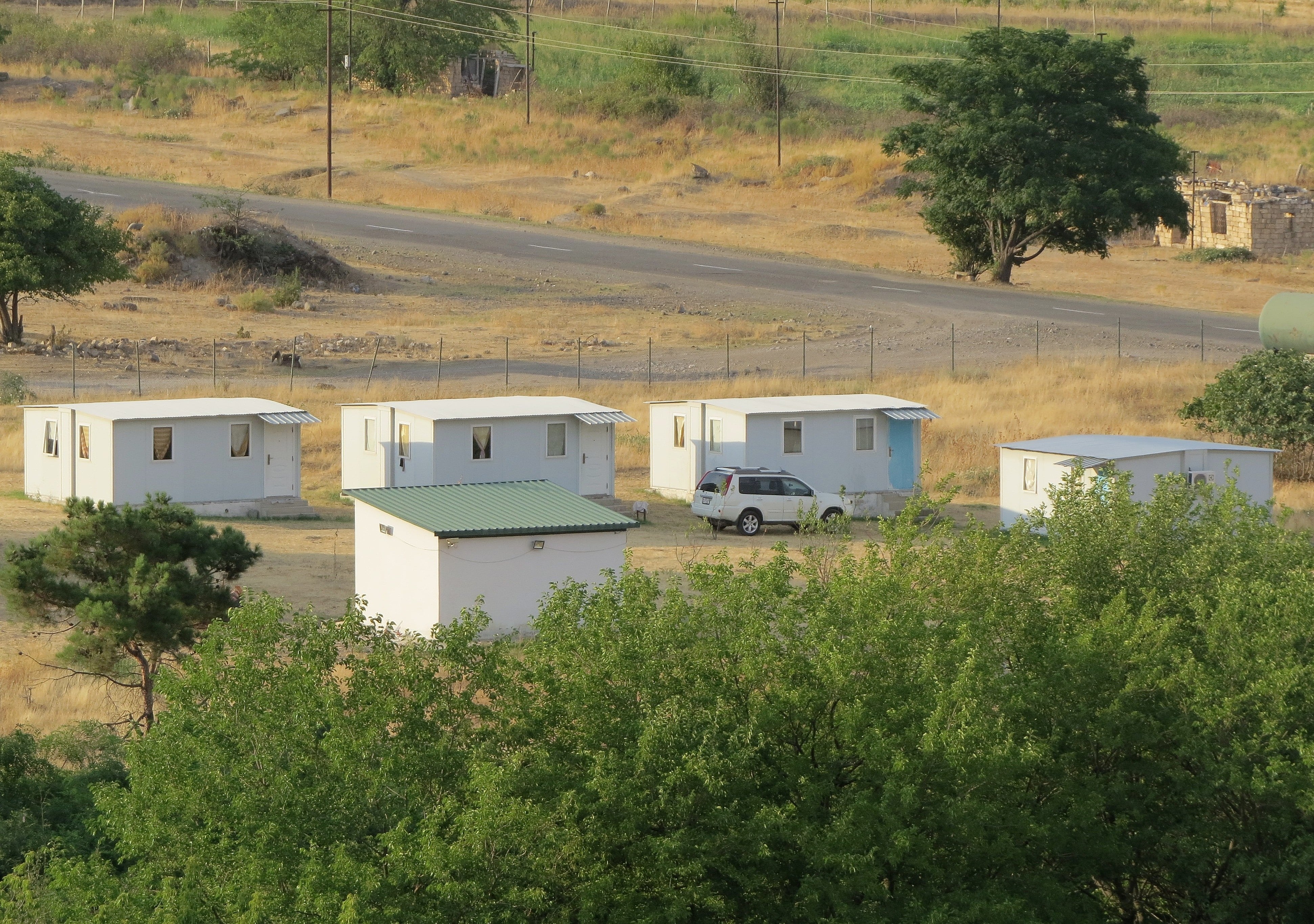 Гостевые домики где проживают члены археологической экспедиции за время раскопок в старинном городе Тигранакерт. Аскеранский района Нагорного Карабаха. 24 июля 2020 года. Фото Алвард Григорян для "Кавказского узла"