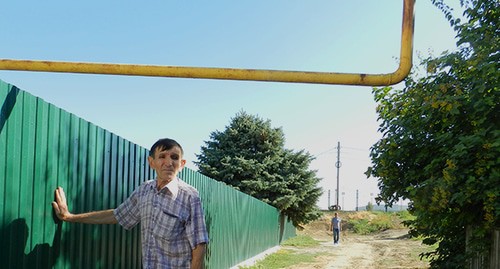 Подъезд к дому по улице Садовой ограничен газовой трубой соседей. Фото Татьяны Филимоновой для "Кавказского узла"