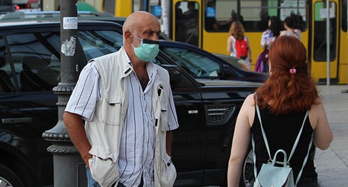 Человек в маске на улицах города. Фото Инны Кукуджановой для "Кавказского узла"