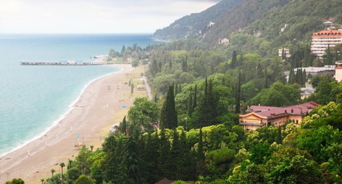 Пляж в Абхазии. Фото: Ксения М, https://ru.wikipedia.org