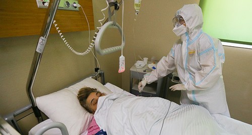 Медицинский работник возле пациента. Фото Азиза Каримова для "Кавказского узла"
