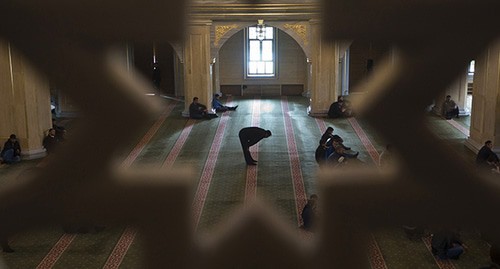 Верующие во время молитвы в мечети Сердце Чечни в Грозном. Фото REUTERS/Maxim Shemetov