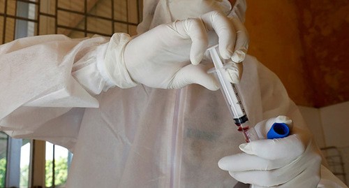 Медицинский работник с тестами на коронавирус. Фото REUTERS/Kham