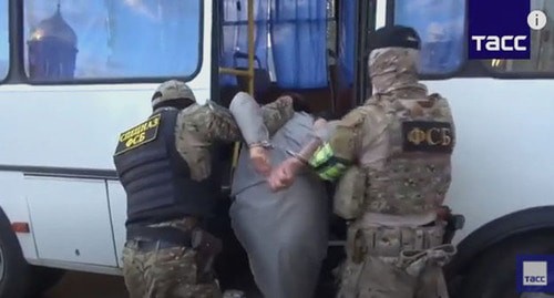Силовики во время задержания. Стоп-кадр видео https://www.youtube.com/watch?v=nsLSW5vvftY