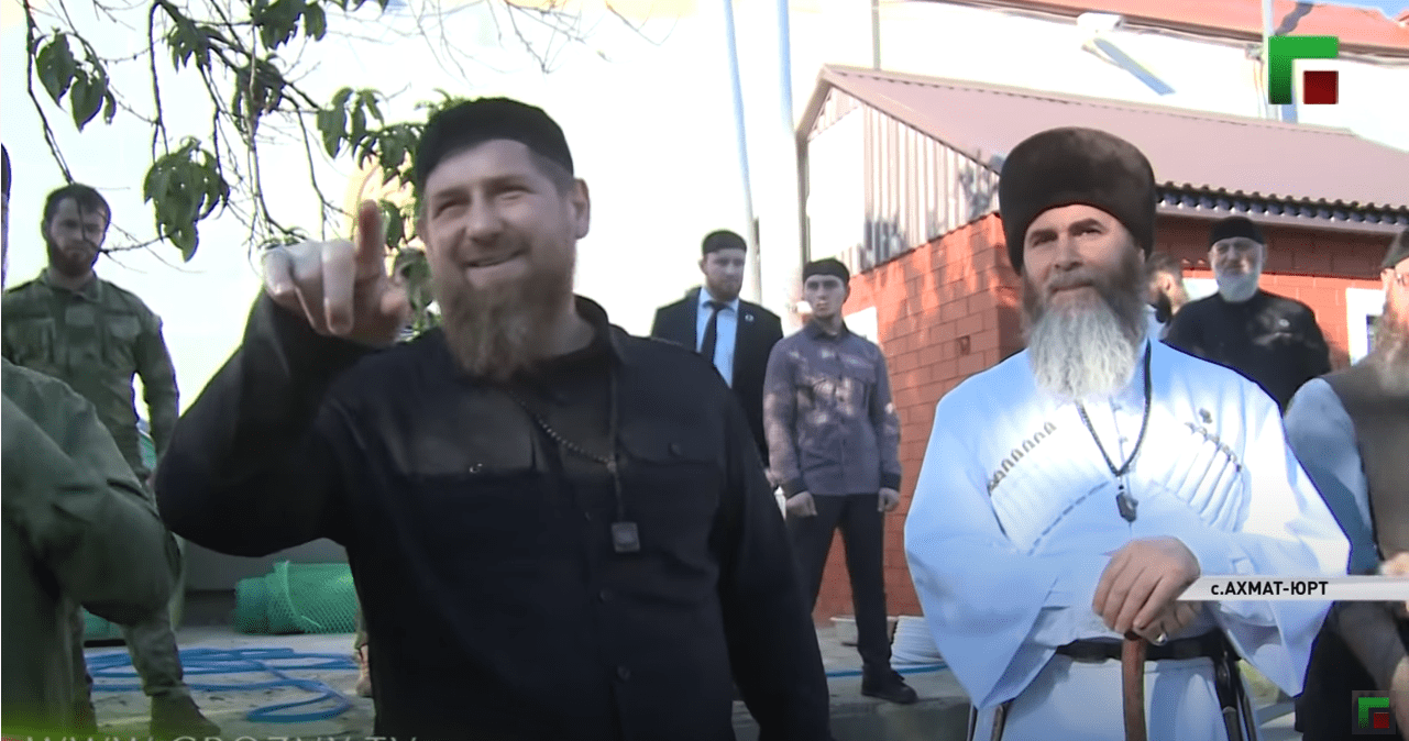 Рамзан Кадыров (слева) и муфтий Чечни Салах Межиев (справа) перед обрядом жертвоприношения в доме главы Чечни. Скриншот видео https://youtu.be/HnpxY906fA8
