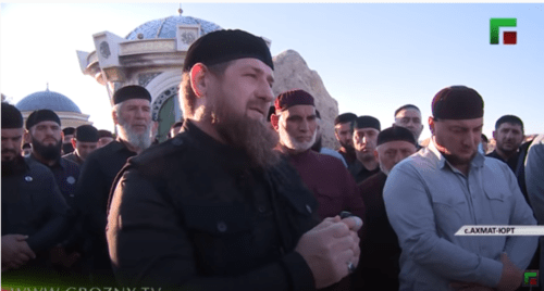 Рамзан Кадыров (в центре) посещает могилу своего отца на Курбан-байрам. Скриншот видео https://youtu.be/HnpxY906fA8