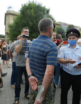 Полиция беседует с участниками акции в Волгограде. 1 августа 2020 года. Фото Татьяны Филимоновой для "Кавказского узла"